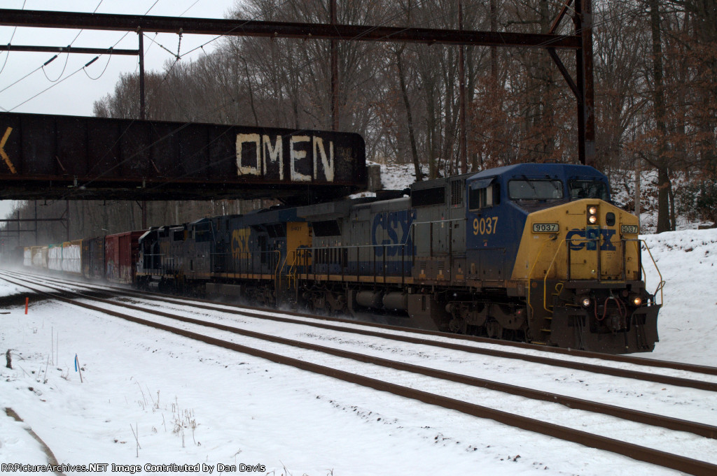 CSX C40-9W 9037 leads Q417-13